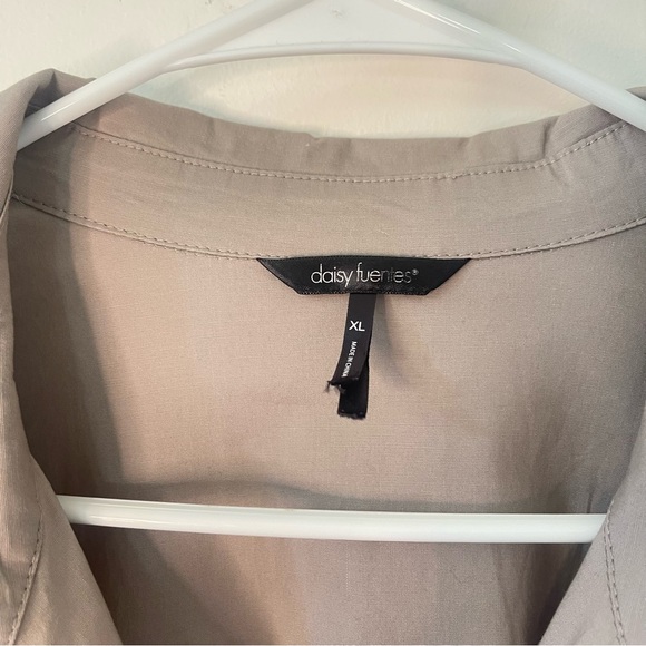 Daisy Fuentes XL Tan Button Down Collared Shirt - Picture 3 of 5